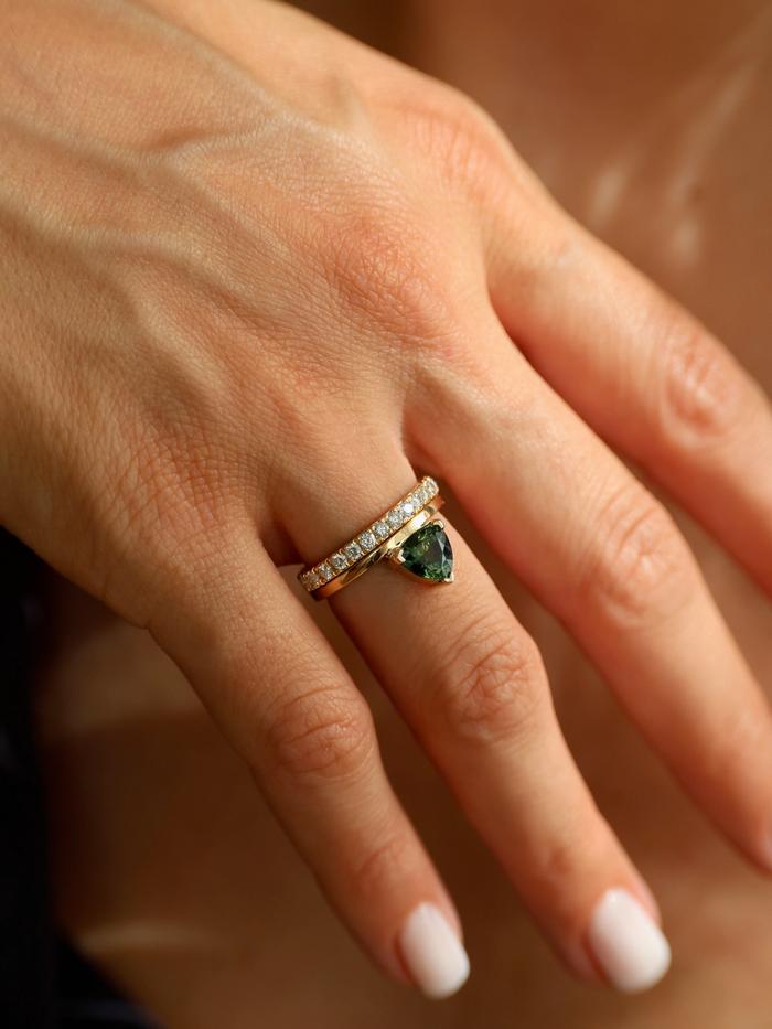 Nangi fine jewelry - green ring in yellow gold