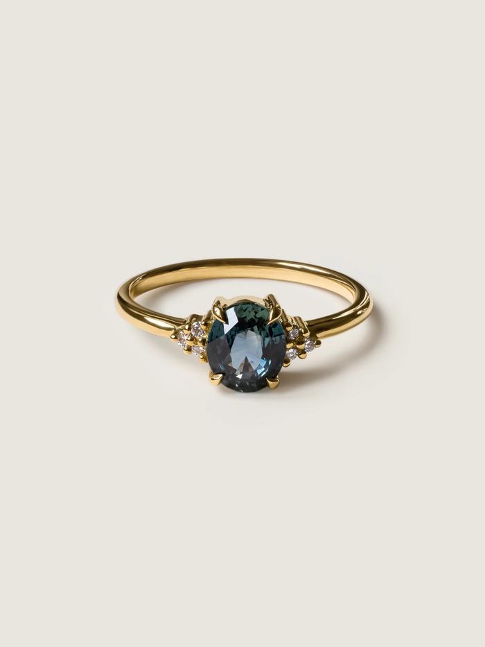 Nangi fine jewelry - teal / Peacock sapphire ring in yellow gold