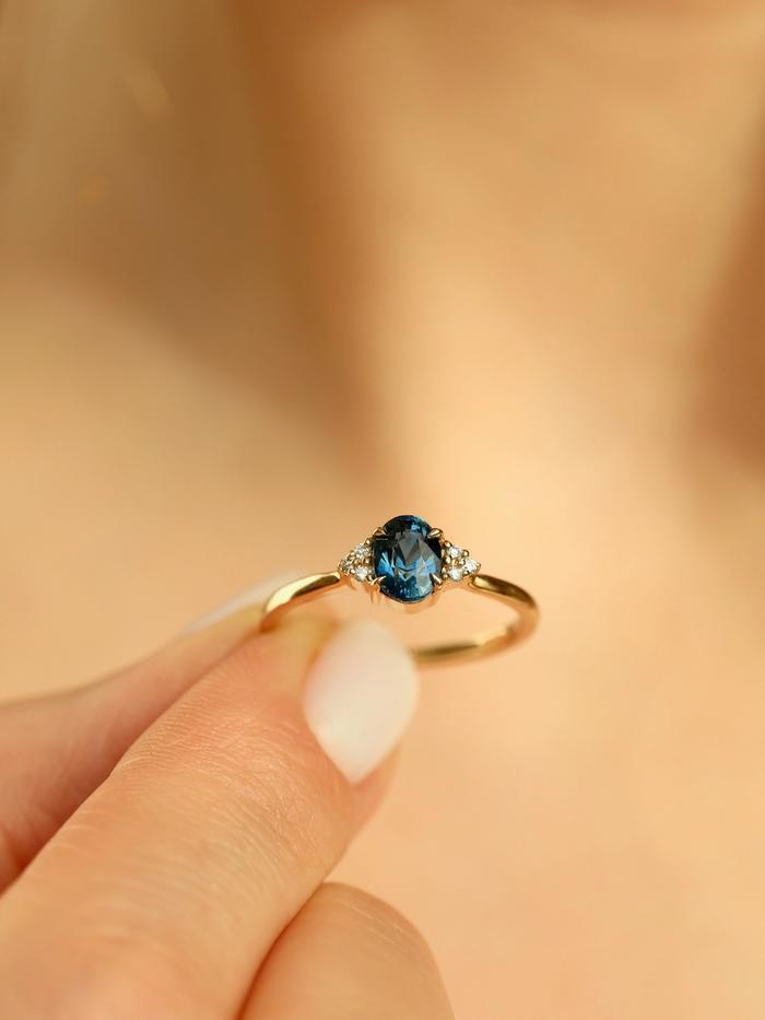 Nangi fine jewelry - blue ring in yellow gold