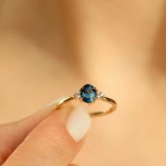 Nangi fine jewelry - blue ring in yellow gold