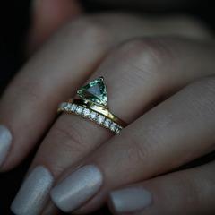 Nangi fine jewelry - green sapphire ring in yellow gold