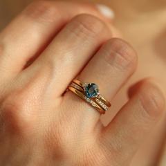 Nangi fine jewelry - teal / Peacock sapphire ring in yellow gold