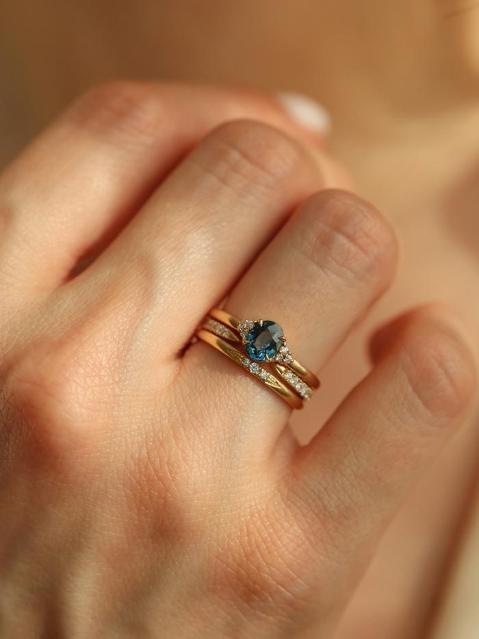 Nangi fine jewelry - teal / Peacock sapphire ring in yellow gold