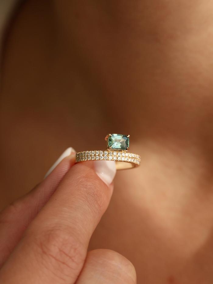Nangi fine jewelry - teal / Peacock sapphire ring in yellow gold