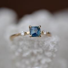 Nangi fine jewelry - blue sapphire ring in yellow gold