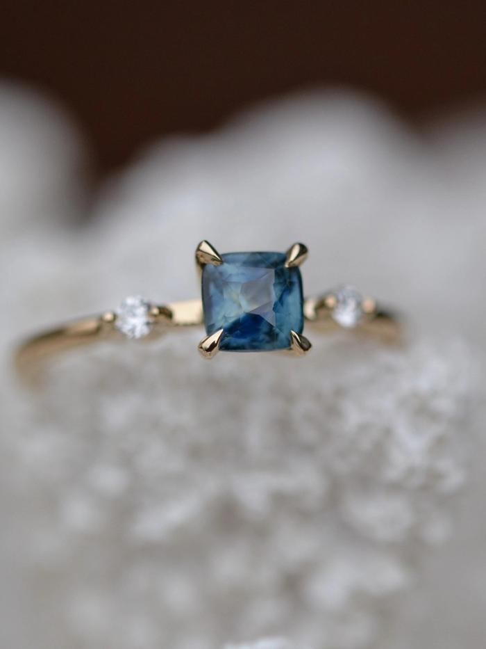 Nangi fine jewelry - blue sapphire ring in yellow gold