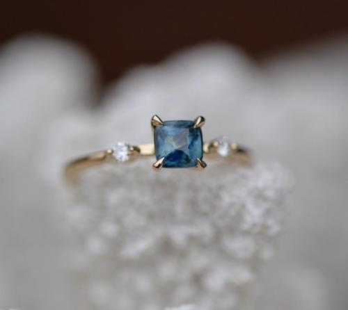 Nangi fine jewelry - teal sapphire ring in yellow gold