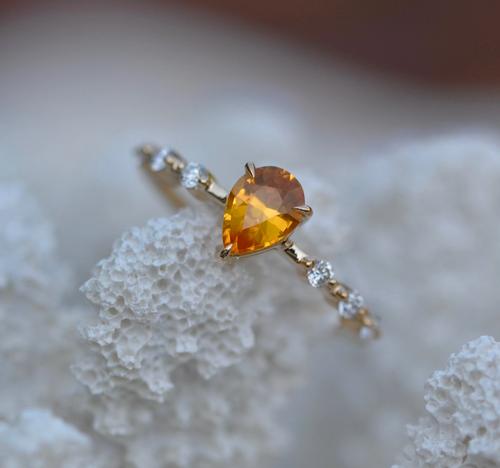 Nangi fine jewelry - orange sapphire ring in yellow gold