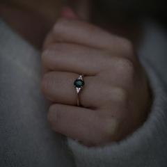 Nangi fine jewelry - green sapphire ring in yellow gold