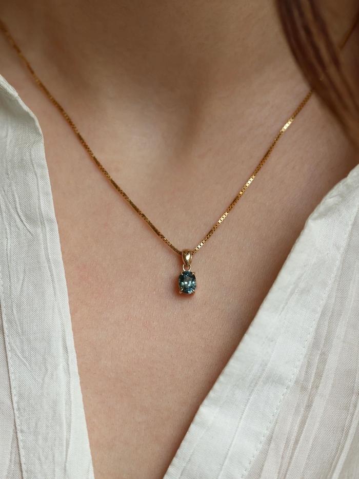 Nangi fine jewelry - teal / Peacock pendant in yellow gold