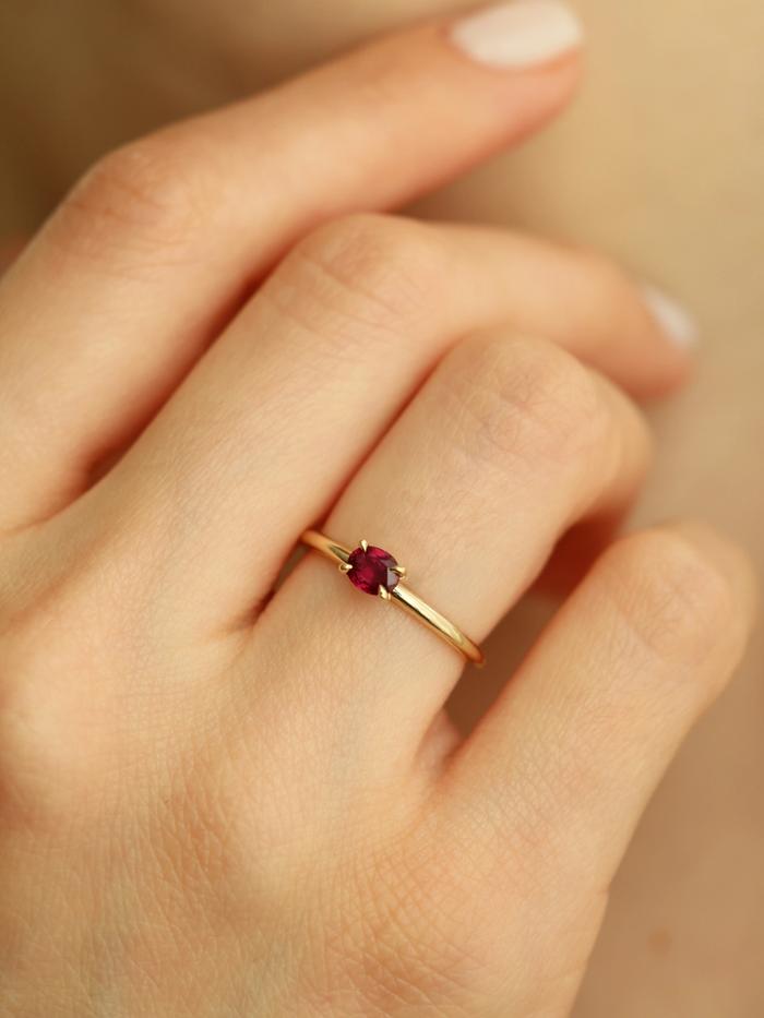 Nangi fine jewelry - red ring in yellow gold