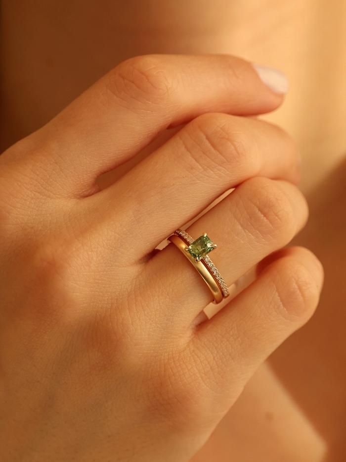 Nangi fine jewelry - green sapphire ring in yellow gold