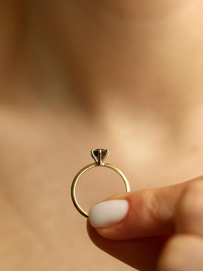Nangi fine jewelry - green sapphire ring in yellow gold