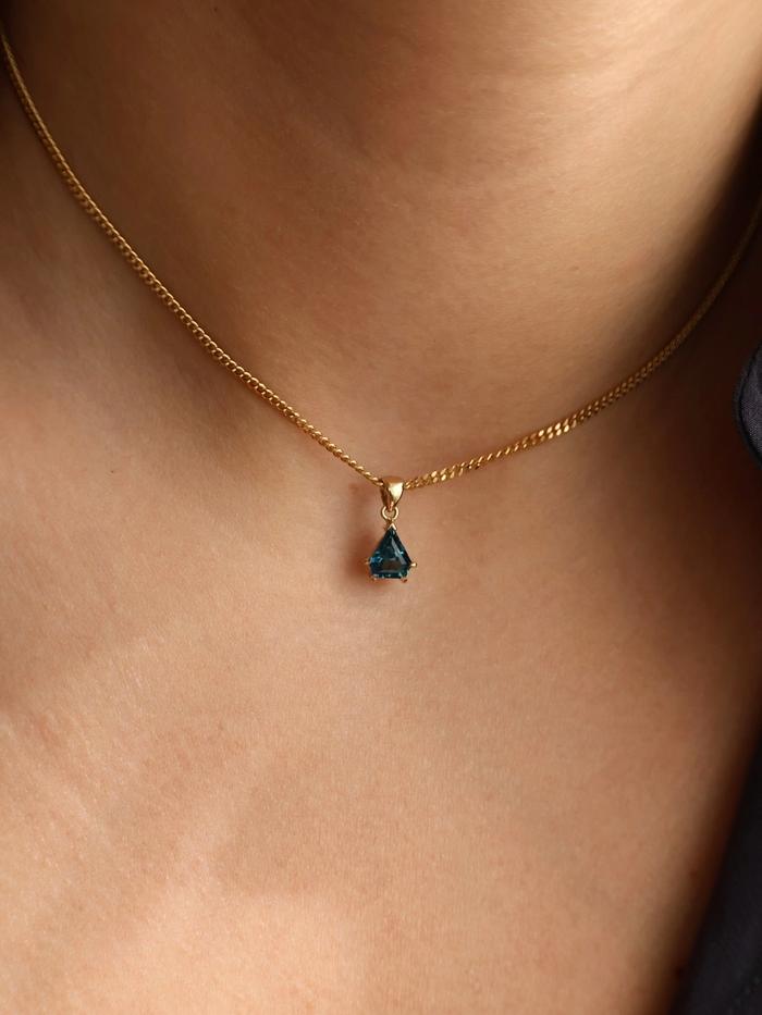Nangi fine jewelry - blue sapphire pendant in yellow gold
