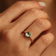 Nangi fine jewelry - teal / Peacock sapphire ring in yellow gold