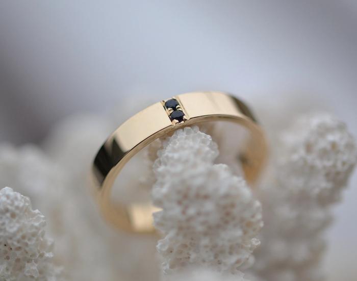 Nangi fine jewelry - black sapphire ring in yellow gold