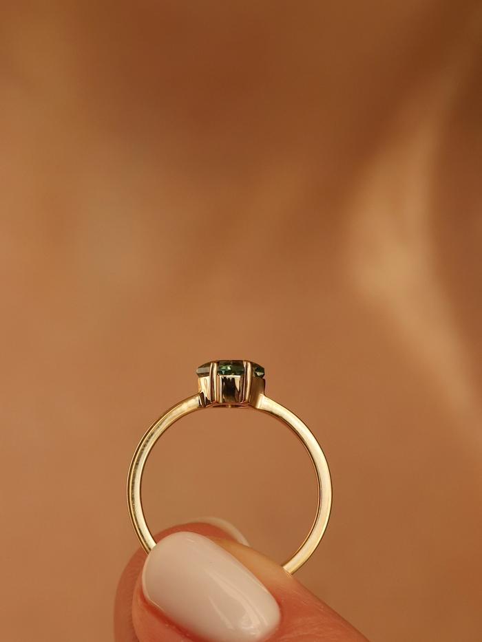 Nangi fine jewelry - green ring in yellow gold