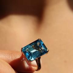 Nangi fine jewelry - teal / Peacock topaz ring in yellow gold