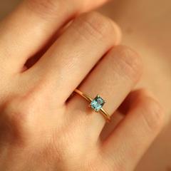 Nangi fine jewelry - blue sapphire ring in yellow gold