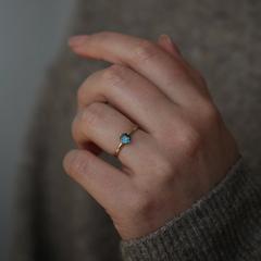 Nangi fine jewelry - teal / Peacock sapphire ring in yellow gold