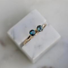 Nangi fine jewelry - teal / Peacock sapphire ring in yellow gold