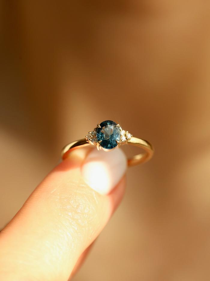 Nangi fine jewelry - teal / Peacock sapphire ring in yellow gold