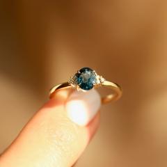 Nangi fine jewelry - teal / Peacock sapphire ring in yellow gold