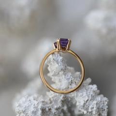 Nangi fine jewelry - purple ring in yellow gold