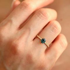 Nangi fine jewelry - teal / Peacock sapphire ring in yellow gold