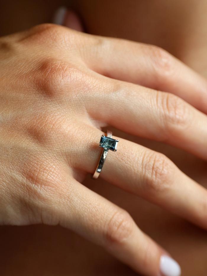 Nangi fine jewelry - blue ring in white gold