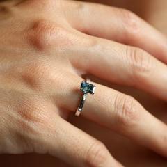Nangi fine jewelry - blue ring in white gold