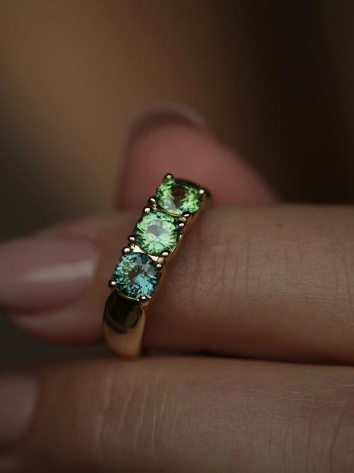 Nangi fine jewelry - green sapphire ring in yellow gold