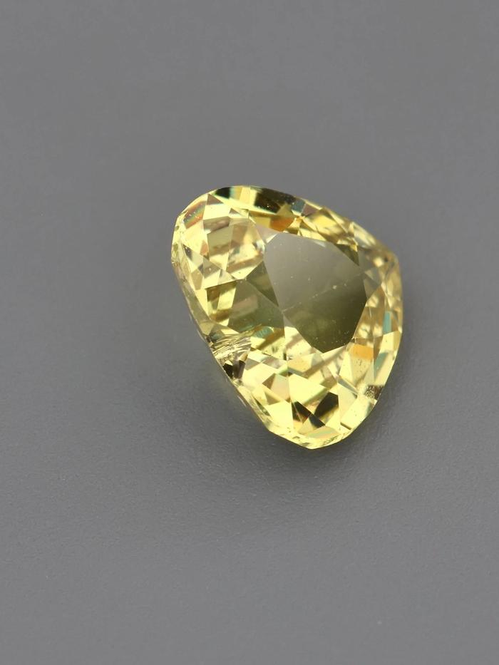 Nangi fine jewelry - yellow gemstone in gold