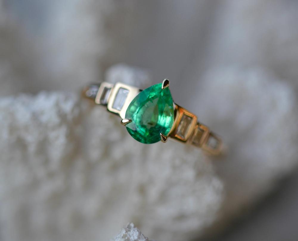 Nangi fine jewelry - emerald ring in yellow gold