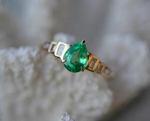 Nangi fine jewelry - green emerald ring in yellow gold