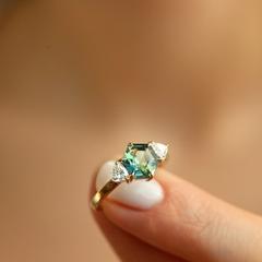 Nangi fine jewelry - green sapphire ring in yellow gold