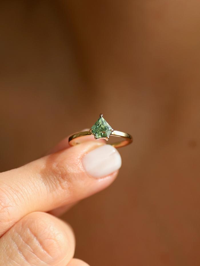 Nangi fine jewelry - green ring in yellow gold