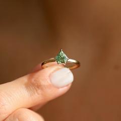 Nangi fine jewelry - green ring in yellow gold