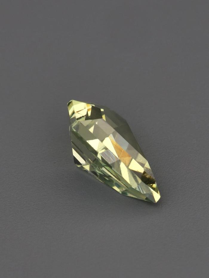 Nangi fine jewelry - green gemstone in gold