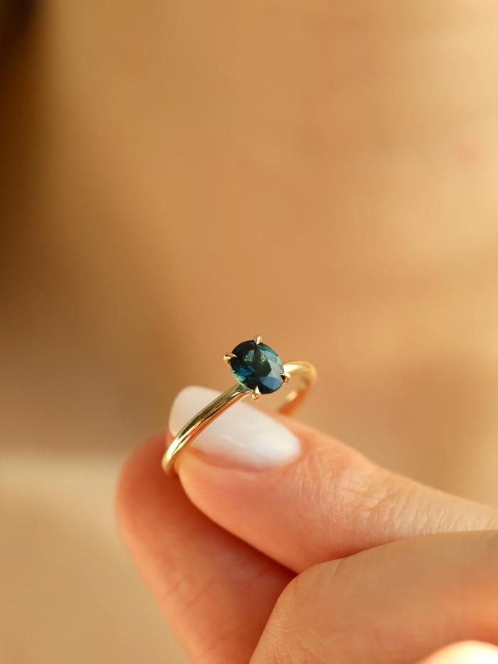 Nangi fine jewelry - blue sapphire ring in yellow gold