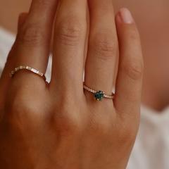 Nangi fine jewelry - teal / Peacock sapphire ring in yellow gold