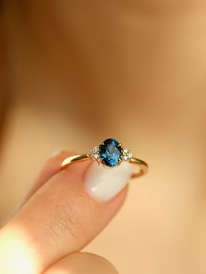 Nangi fine jewelry - blue ring in yellow gold