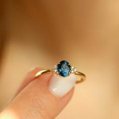 Nangi fine jewelry - blue ring in yellow gold