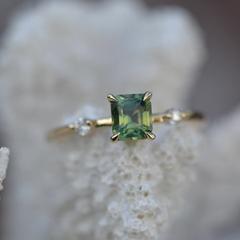 Nangi fine jewelry - green sapphire ring in yellow gold