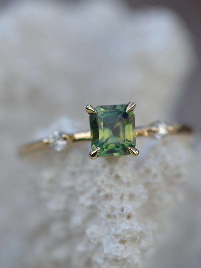 Nangi fine jewelry - green sapphire ring in yellow gold