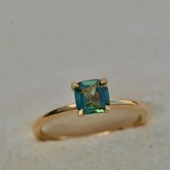 Nangi fine jewelry - teal / Peacock sapphire ring in yellow gold