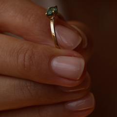 Nangi fine jewelry - green sapphire ring in yellow gold