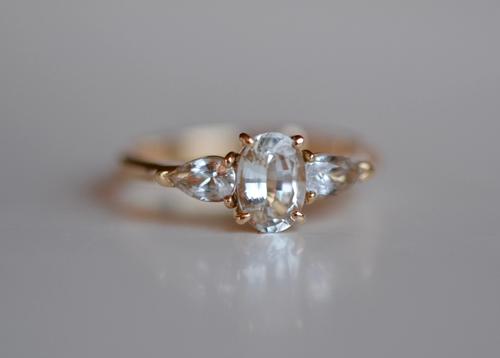 Nangi fine jewelry - white sapphire ring in yellow gold
