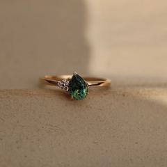 Nangi fine jewelry - green sapphire ring in yellow gold