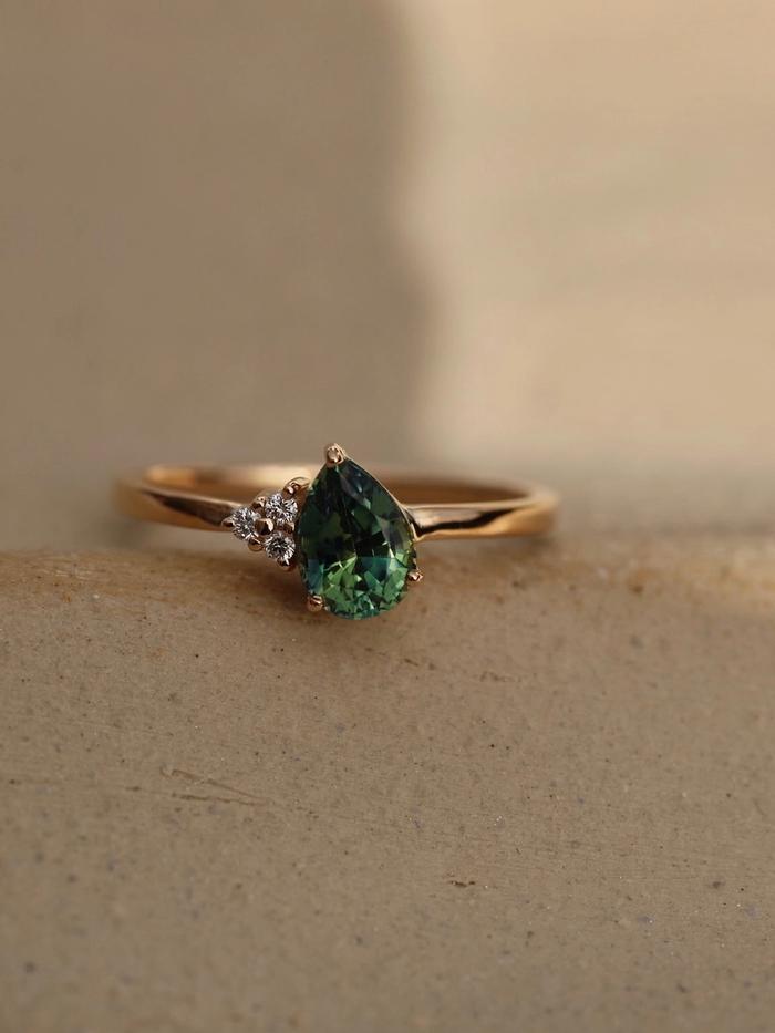 Nangi fine jewelry - green sapphire ring in yellow gold